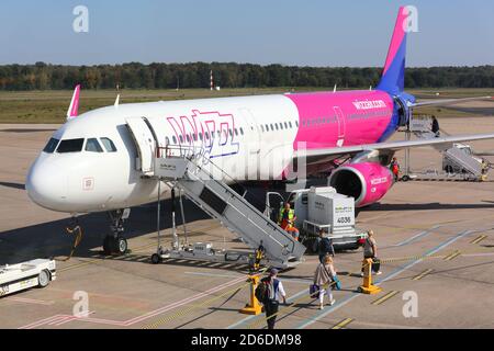 COLONIA, GERMANIA - 22 SETTEMBRE 2020: I passeggeri saliscono a bordo della Wizair Airbus A321 all'aeroporto di Colonia/Bonn, Germania. Colonia/Bonn è il settimo passo più trafficato Foto Stock