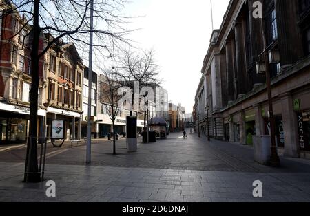 Una tranquilla piazza del mercato vecchio di Nottingham dopo il primo ministro Boris Johnson ha ordinato pub, ristoranti, centri di svago e palestre in tutto il paese a clos Foto Stock