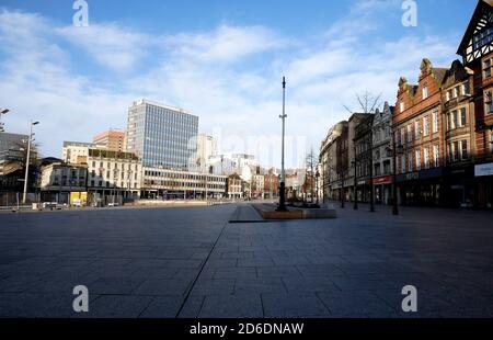 Una tranquilla piazza del mercato vecchio di Nottingham dopo il primo ministro Boris Johnson ha ordinato pub, ristoranti, centri di svago e palestre in tutto il paese a clos Foto Stock