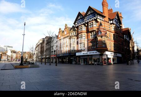 Una tranquilla piazza del mercato vecchio di Nottingham dopo il primo ministro Boris Johnson ha ordinato pub, ristoranti, centri di svago e palestre in tutto il paese a clos Foto Stock