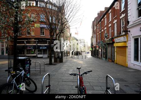 Una strada tranquilla in Hockley, Nottinham dopo il primo ministro Boris Johnson ha ordinato pub, ristoranti, centri di svago e palestre in tutto il paese a clos Foto Stock