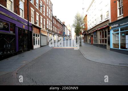 Una strada tranquilla in Hockley, Nottinham dopo il primo ministro Boris Johnson ha ordinato pub, ristoranti, centri di svago e palestre in tutto il paese a clos Foto Stock