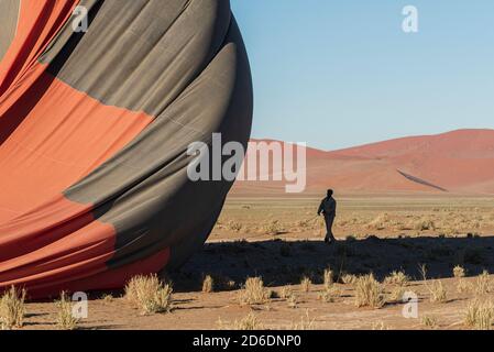 Un giro in mongolfiera in Namibia. Pulizia dopo l'atterraggio. Foto Stock