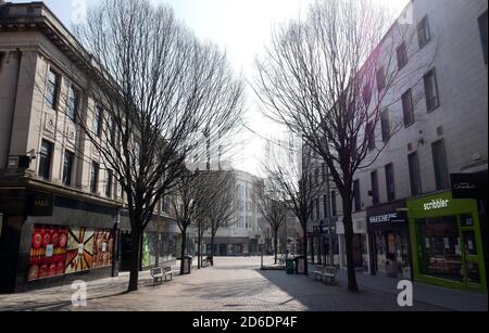 Una strada deserta Albert Street nel centro di Nottingham, mentre il Regno Unito continua a bloccarsi per aiutare a frenare la diffusione del coronavirus. Foto Stock