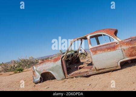 Un tour in jeep attraverso la Namibia, la fauna selvatica, il paese e la gente. Relitto auto a Solitaire. Foto Stock