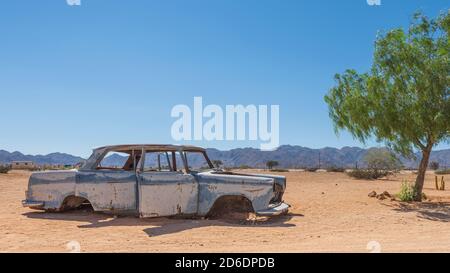 Un tour in jeep attraverso la Namibia, la fauna selvatica, il paese e la gente. Relitto auto a Solitaire. Foto Stock