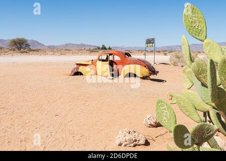 Un tour in jeep attraverso la Namibia, la fauna selvatica, il paese e la gente. Relitto auto a Solitaire. Foto Stock