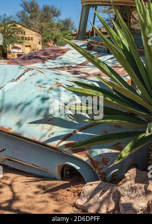 Un tour in jeep attraverso la Namibia, la fauna selvatica, il paese e la gente. Relitto auto a Solitaire. Foto Stock