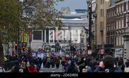 Londra, UK - 11/24/2018: Dimostrazione di attivisti del movimento ambientale globale Extinction Rebellion (XR) su Whitehall Street. Foto Stock