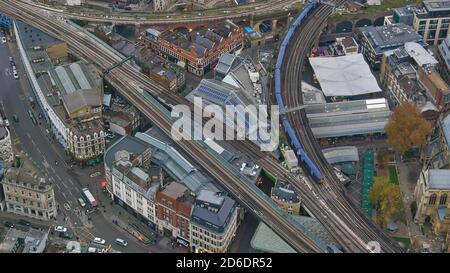 Londra, UK - 11/25/2018: Veduta aerea dello storico mercato del Borough Market a Southwark con treno su una delle rotaie a forma di triangolo. Foto Stock