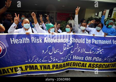 I membri dell'Associazione del personale paramedico stanno organizzando una dimostrazione di protesta per l'indennità permanente di rischio di salute, presso l'ospedale Jinnah di Karachi venerdì 16 ottobre 2020. Foto Stock