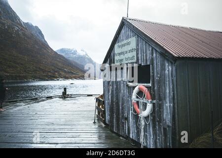 Vecchia capanna da pesca nei fiordi di Senja, Norvegia Foto Stock