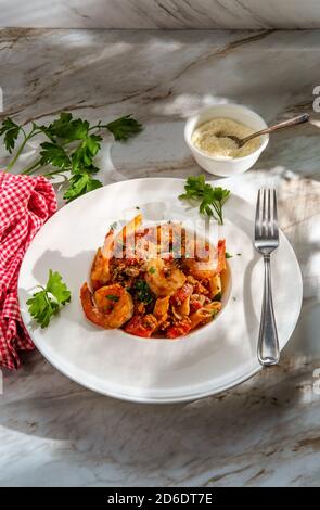 Autentica cena italiana penne ragu alla bolognese con gamberi alla coda Foto Stock