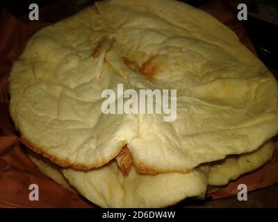 Naan Bread primo piano cattura foto. Tandoori Naan. Bangladese e indiano Naan Roti. Naan è un lievito, forno-cotta pane piatto trovato nelle cucine mai Foto Stock