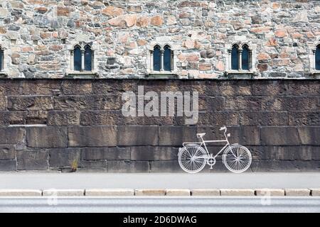 bicicletta bianca dipinta su un muro Foto Stock