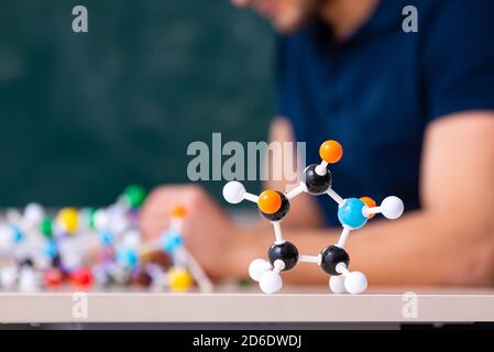 Giovane scienziato seduto in classe Foto Stock