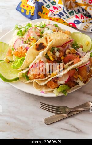 Crispy fritto boom gamberi tacos con riso Foto Stock