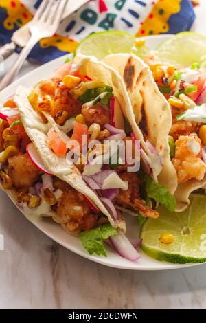 Crispy fritto boom gamberi tacos con riso Foto Stock