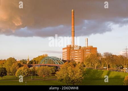 Germania, Renania settentrionale-Vestfalia, Duisburg, Ruhrort, Tyssen Krupp AG sullo sfondo Foto Stock