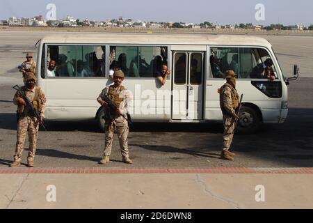 Aden, Yemen. 16 Ott 2020. I soldati sauditi sono alla guardia di un autobus che trasporta i prigionieri yemeniti Houthi in un aeroporto nella città meridionale di Aden, il secondo giorno di uno scambio di prigionieri tra il governo yemenita e il movimento Houthi. Più di 1,000 persone detenute in relazione al conflitto nello Yemen devono essere trasportate nella loro regione di origine o nei loro paesi d'origine dal Comitato internazionale della Croce Rossa (CICR) nella più grande operazione del suo genere durante la guerra di cinque anni e mezzo. Credit: Wail Shaif/dpa/Alamy Live News Foto Stock