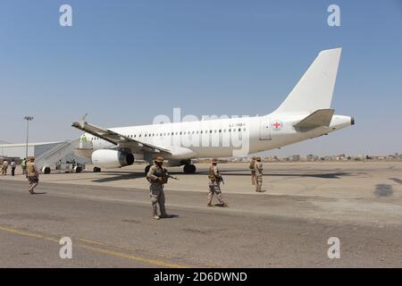 16 ottobre 2020, Yemen, Aden: I soldati sauditi presero la guardia di un aereo usato dalla Croce Rossa Internazionale, che trasportava prigionieri yemeniti detenuti da Houthi al loro arrivo in un aeroporto nella città meridionale di Aden, il secondo giorno di uno scambio di prigionieri tra il governo yemenita e il movimento Houthi. Più di 1,000 persone detenute in relazione al conflitto nello Yemen devono essere trasportate nella loro regione di origine o nei loro paesi d'origine dal Comitato internazionale della Croce Rossa (CICR) nella più grande operazione del suo genere durante la guerra di cinque anni e mezzo. Foto: Wail Shai Foto Stock