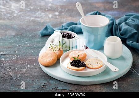 Muffin fatti in casa alla farina di cocco con burro e confettura di mirtilli senza zucchero, fuoco selettivo Foto Stock