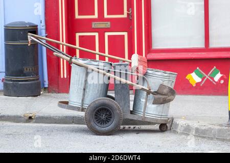 Pulizia di strada, carrello di spazzatura a Kilcar, Irlanda Foto Stock