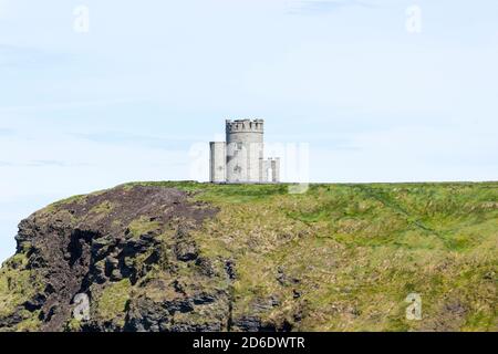 O'Brien's Tower, scogliere di Moher sulla costa sud-occidentale dell'isola principale d'Irlanda nella contea di Clare, vicino ai villaggi di Doolin Foto Stock