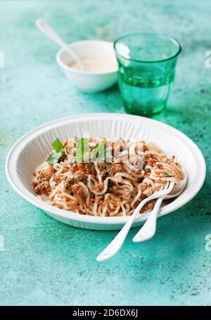 Keto paleo daikon spaghetti con salsa bolognese, fuoco selettivo Foto Stock