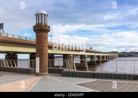 Il ponte di Tay Road porta la A92 attraverso il Firth of Tay da Newport-on-Tay a Fife a Dundee in Scozia, Foto Stock