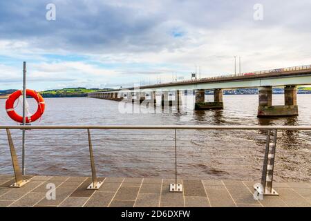 Il ponte di Tay Road porta la A92 attraverso il Firth of Tay da Newport-on-Tay a Fife a Dundee in Scozia, Foto Stock