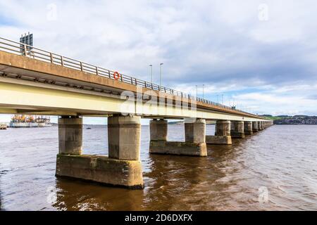 Il ponte di Tay Road porta la A92 attraverso il Firth of Tay da Newport-on-Tay a Fife a Dundee in Scozia, Foto Stock