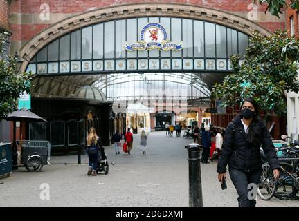 Gli amanti dello shopping camminano attraverso la galleria commerciale Windsor Royal a Windsor, Berkshire, dopo che il Royal Borough di Windsor e il maidenhead council hanno chiesto di essere spostati dal rischio medio ad alto rischio. Un nuovo sistema a tre livelli di allarme per l'Inghilterra è stato implementato in seguito all'aumento dei casi di coronavirus e alle ricoveri ospedalieri. Foto Stock