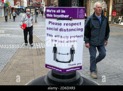 Gli acquirenti di Peascod Street a Windsor, Berkshire, dopo il Royal Borough di Windsor e il maidenhead council hanno chiesto di passare da un rischio medio ad un rischio elevato. Un nuovo sistema a tre livelli di allarme per l'Inghilterra è stato implementato in seguito all'aumento dei casi di coronavirus e alle ricoveri ospedalieri. Foto Stock