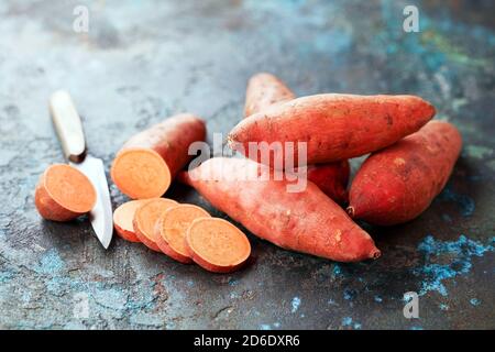 Patata dolce biologica cruda, fuoco selettivo Foto Stock