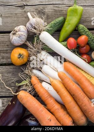 Verdure biologiche appena raccolte coltivate in casa su sfondo di legno Foto Stock