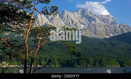 Eibsee con Eibsee-Hotel contro Zugspitzgruppe vicino Grainau, alta Baviera, Baviera, Germania Foto Stock