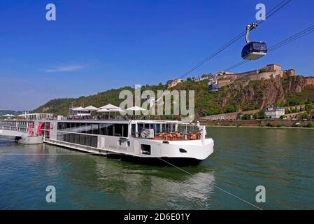 Navi da passeggeri a Konrad-Adenauer-Ufer, Reno e fortezza di Ehrenbreitstein, Coblenza, Renania-Palatinato, Germania Foto Stock