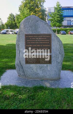 Pietra commemorativa della casa natale di Valery Giscard d'Estaing nel Kaiserin-Augusta-Anlagen, Coblenza, Renania-Palatinato, Germania Foto Stock