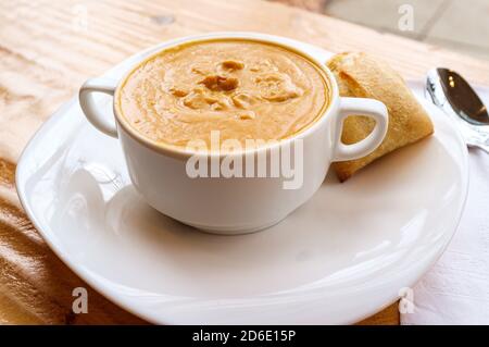 Fresco caldo speziato marocchino la zuppa di ceci con salsicce andouille Foto Stock