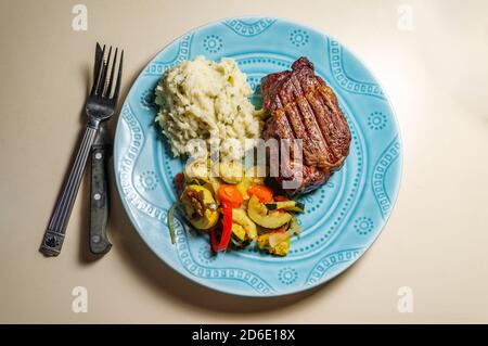 Il filet mignon bistecca per cena con purè di patate e verdure grigliate Foto Stock