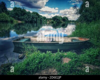 Vecchia barca rotta sulla Saale Foto Stock