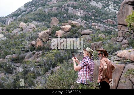 TASMANIA, AUSTRALIA - Dic 18, 2019: Una coppia caucasica di uomo e donna gode di vista a Eaglehawk Neck. Foto Stock