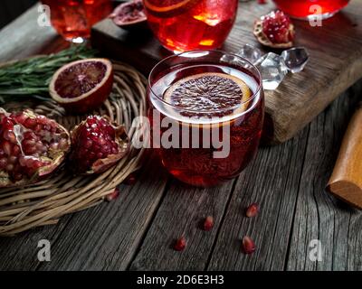 Cocktail di arancio e melograno su un tavolo di legno grunge Foto Stock