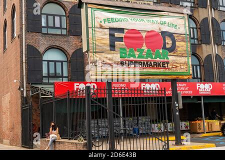 L'ex supermercato Fairway, ora food Bazaar, nel quartiere Red Hook di Brooklyn a New York sabato 10 ottobre 2020. Fairway, che ha depositato per la protezione fallimentare del capitolo 11, ha venduto due dei relativi depositi, il gancio rosso, Brooklyn e Douglaston, Queens, sedi a Bogopa Service Corp., operatore del marchio di supermarket di bazaar di alimento. (© Richard B. Levine) Foto Stock