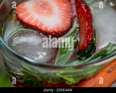 Cocktail alla fragola e alla menta preparati al momento su un tavolo di legno Foto Stock