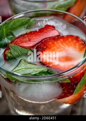 Cocktail alla fragola e alla menta preparati al momento su un tavolo di legno Foto Stock