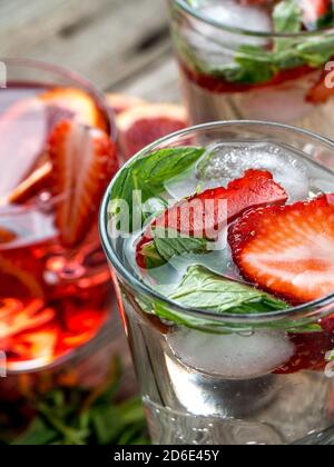 Cocktail alla fragola e alla menta preparati al momento su un tavolo di legno Foto Stock