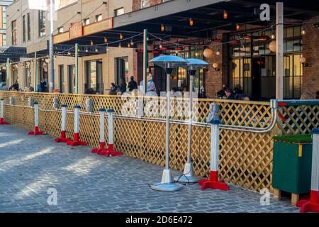 Il ristorante Pastis prepara dei riscaldatori elettrici per la loro cena all'aperto nel quartiere Meatpacking di New York giovedì 8 ottobre 2020. (© Richard B. Levine) Foto Stock