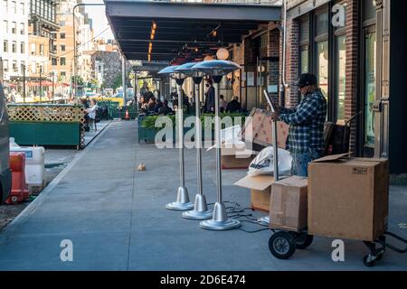 Il ristorante Pastis prepara dei riscaldatori elettrici per la loro cena all'aperto nel quartiere Meatpacking di New York giovedì 8 ottobre 2020. (© Richard B. Levine) Foto Stock